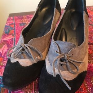 Suede retro-style pumps